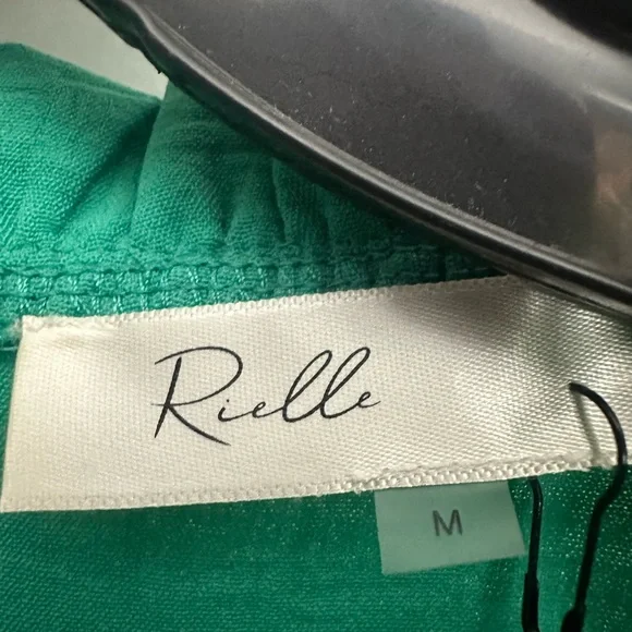 Rielle Sleeveless Ruffle Neck Blouse Size Medium Emerald Green Crepe NWT - Picture 3 of 5